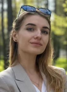 Customer testimonial headshot of a woman with sunglasses on her head